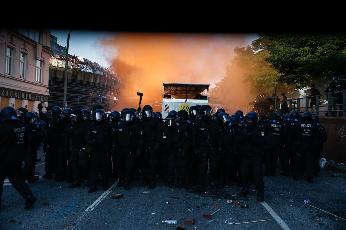 Η υποδοχή των διαδηλωτών στους ηγέτες των G20: «Καλώς ήρθατε στην κόλαση» – Άγριες συγκρούσεις στο Αμβούργο (εικόνες, βίντεο)